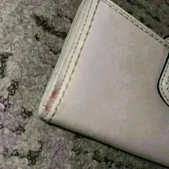 🌻VINTAGE Coach Legacy White Bi-Folded Leather Wallet | Silver Turn-Lock Closure - Picture 2 of 5